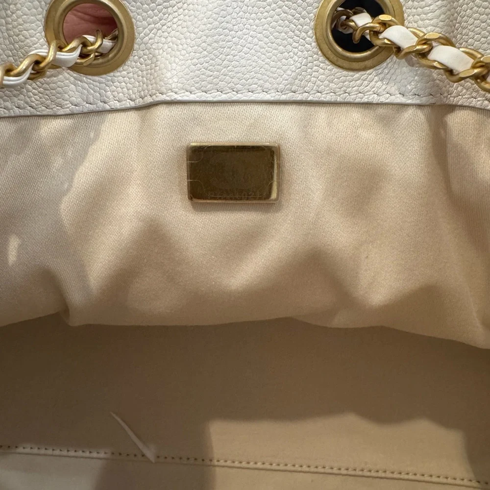 CHANEL 25 Small Handbag in Grained Calfskin & Gold-Tone Metal White - Picture 7 of 9